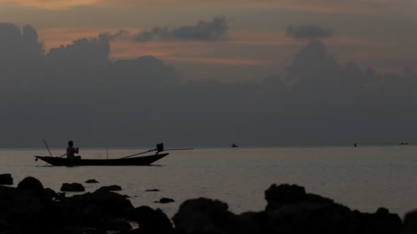 Bateau de pêche, la mer — Video