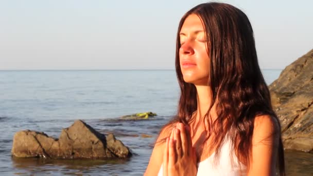 Chica, meditación, mar — Vídeos de Stock