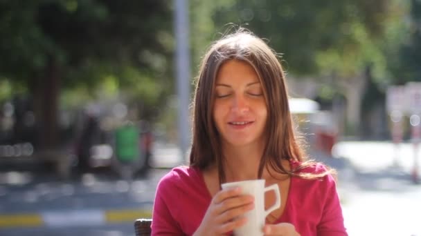 Молодая женщина в кафе — стоковое видео