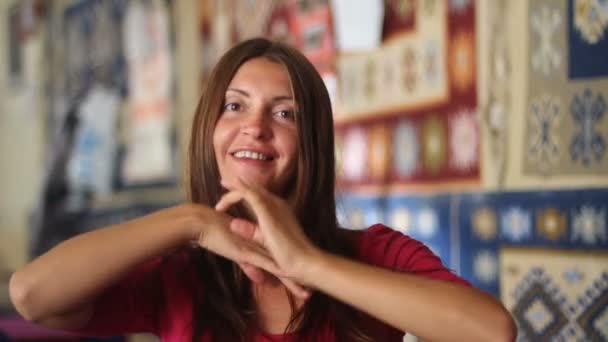 Молода жінка в кафе — стокове відео