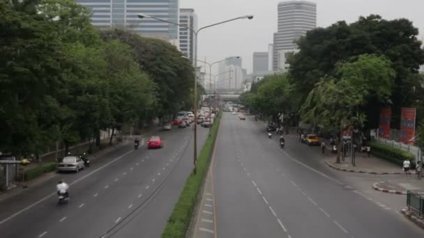 Motion cars go through the city street — Stock Video