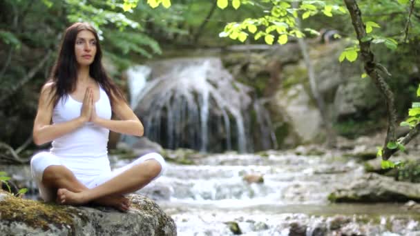 Meisje, meditatie, waterval — Stockvideo