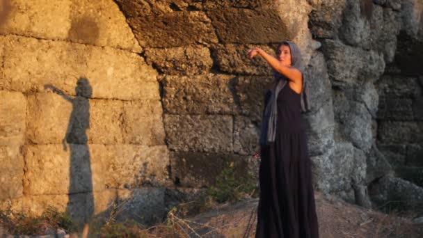 Tańce i starożytne ruiny — Wideo stockowe