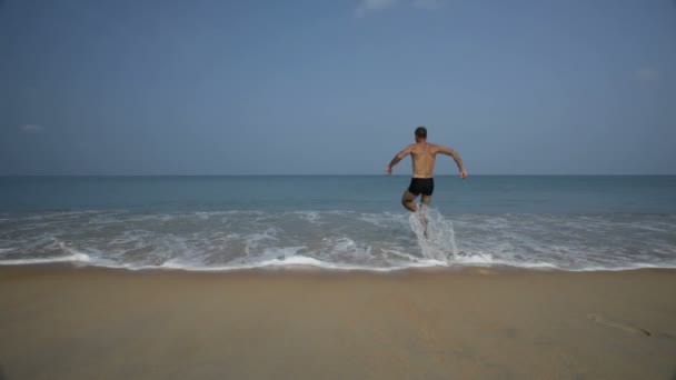 Hombre corriendo, mar — Vídeos de Stock