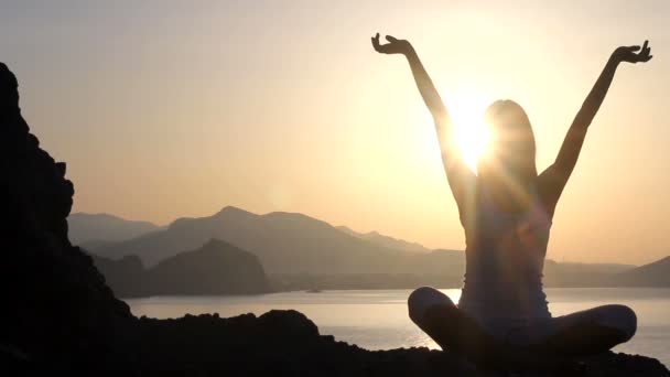 Femme heureuse dansant sur la plage au coucher du soleil avec fond de mer — Video