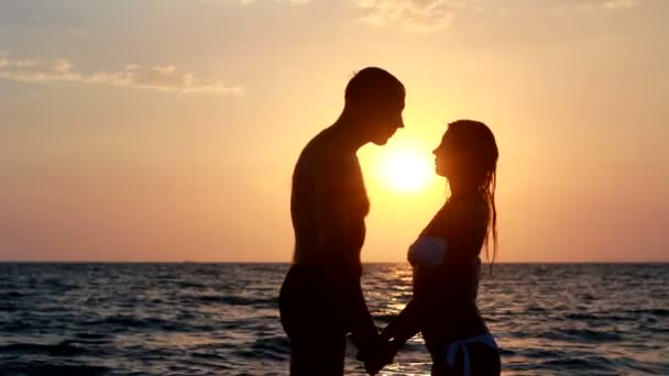 Αγαπημένο ζευγάρι στην παραλία — Αρχείο Βίντεο