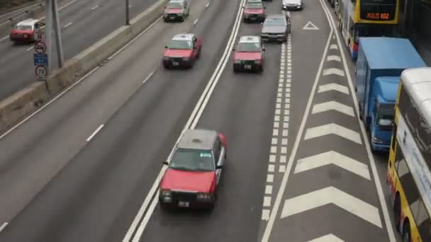 Движущиеся машины проходят по городской улице. — стоковое видео