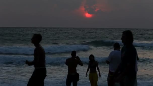 Море и танцы - силуэты — стоковое видео