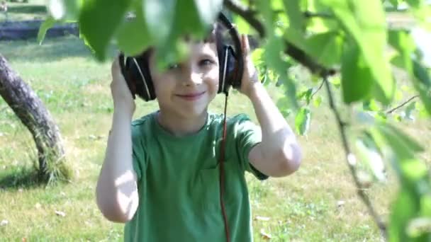 Jongen luistert naar muziek — Stockvideo