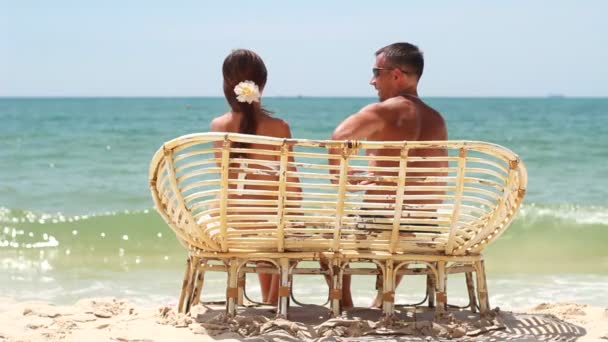 Pareja amorosa en la playa — Vídeo de stock