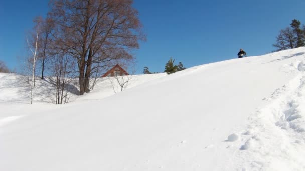 Hombre en moto de nieve en invierno — Vídeos de Stock