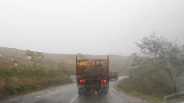 Truck onderweg tijdens storm — Stockvideo