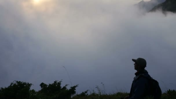 Nubes, montañas, viajero — Vídeos de Stock