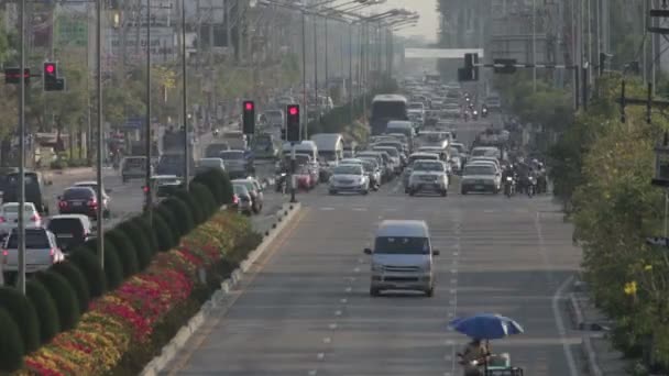 Los coches de movimiento pasan por la calle de la ciudad — Vídeo de stock