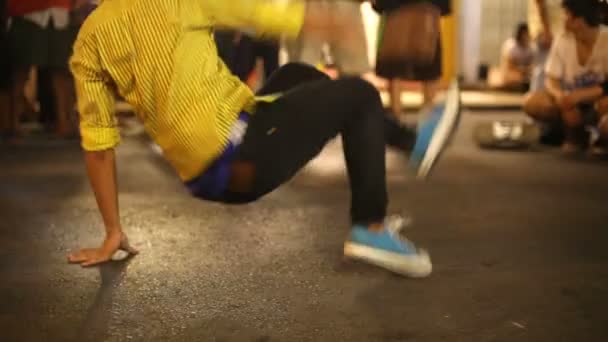 B-boy haciendo algunos movimientos de breakdance frente a una multitud de la calle — Vídeo de stock