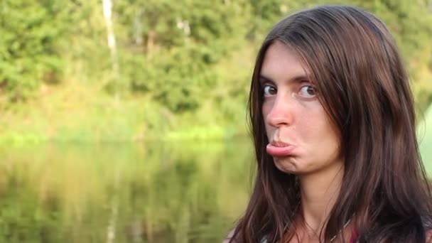 Jeune femme près du lac — Video