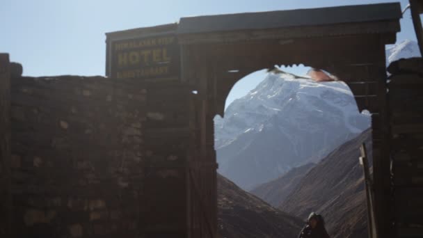 Путешественник. Горы. Непал . — стоковое видео