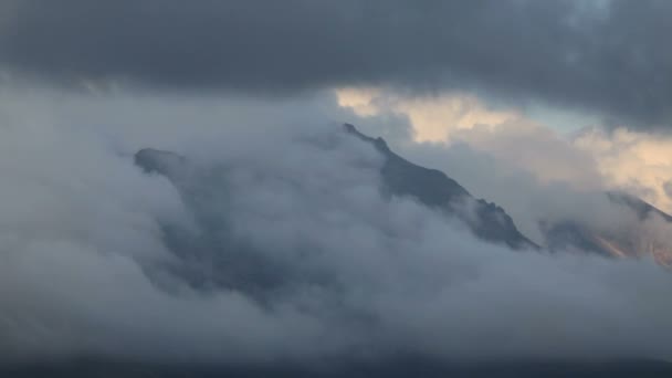 Montagnes, volcan, nuages 