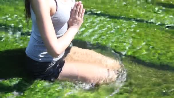Молодая женщина в ручье — стоковое видео