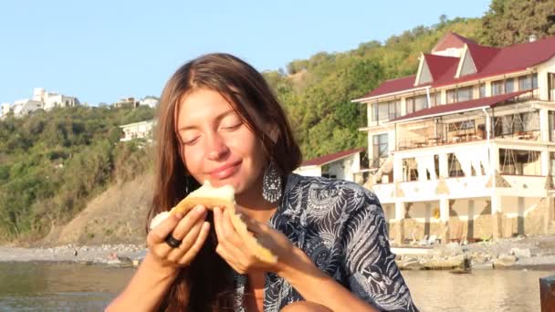 Νεαρή γυναίκα τρώει ένα πεπόνι — Αρχείο Βίντεο