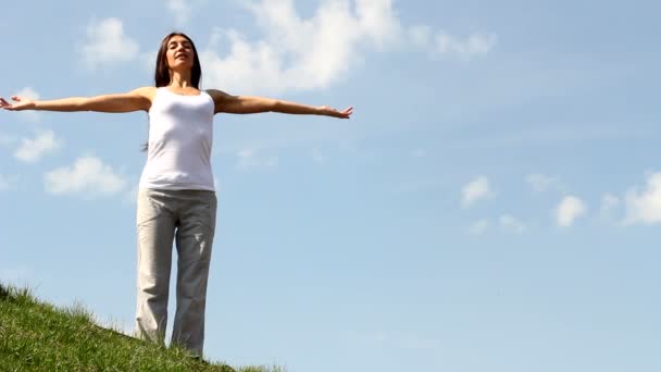 Mince jeune femme faisant de l'exercice de yoga .