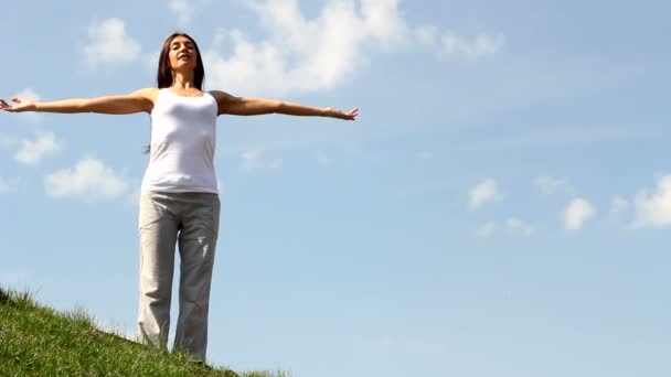 Mince jeune femme faisant de l'exercice de yoga . — Video