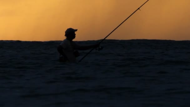 Ψαράς, ηλιοβασίλεμα, θάλασσα, ήλιος — Αρχείο Βίντεο