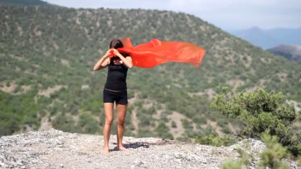 Танец, ветер, горы — стоковое видео