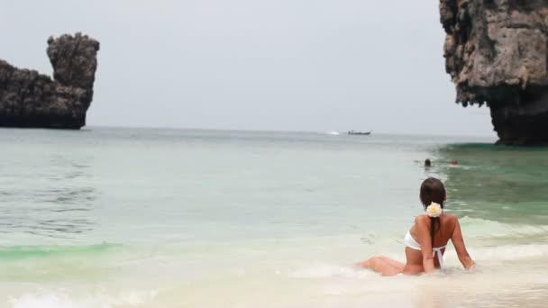 Menina bonita no mar em um dia ensolarado — Vídeo de Stock