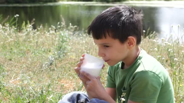Мальчик пьет молоко — стоковое видео