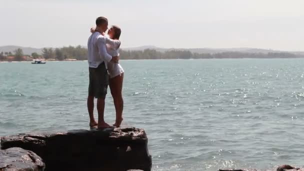 Liebendes Paar am Strand — Stockvideo