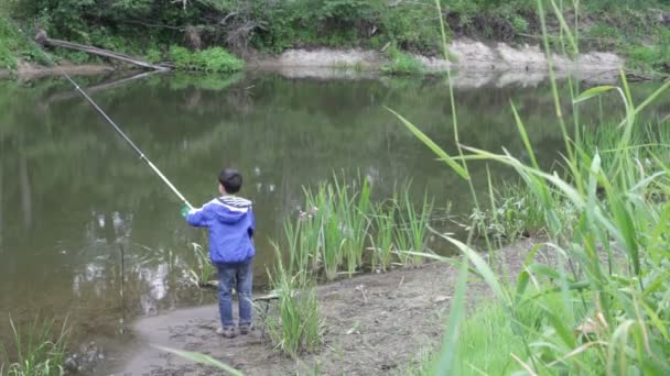 Boy el pescador — Vídeo de stock