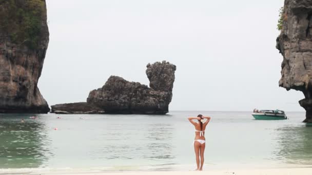 Hermosa mujer en la playa. — Vídeo de stock