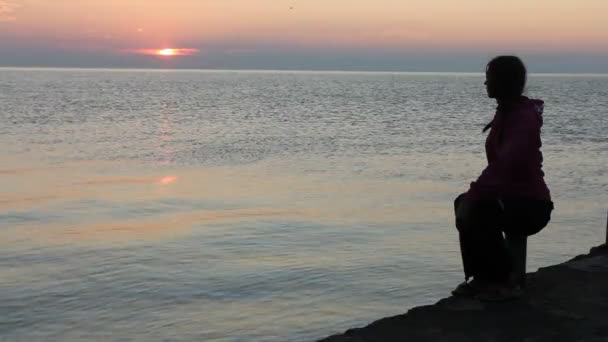 Chica y el mar. silueta — Vídeos de Stock