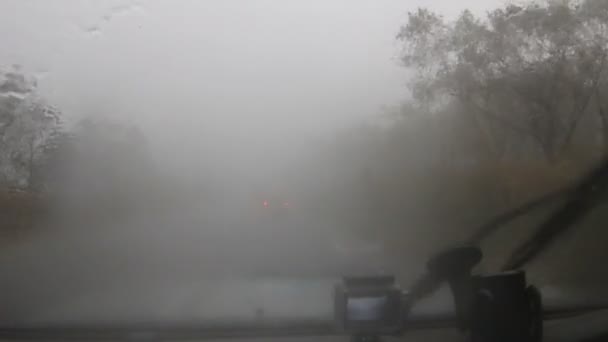 Вождение во время шторма — стоковое видео