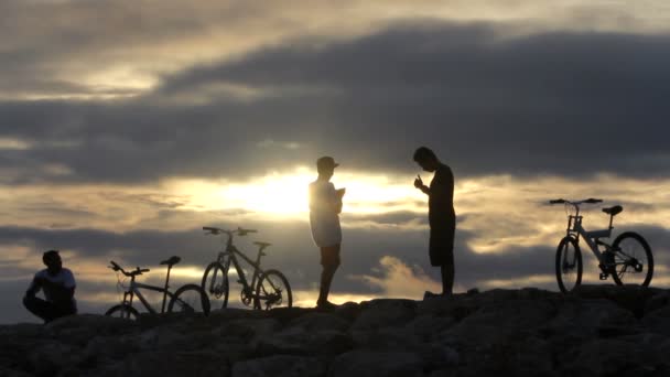 Silhouette de motard au lever du soleil — Video