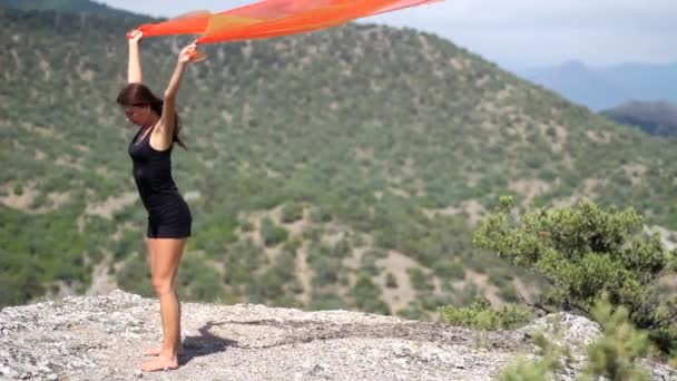 Baile, viento, montañas — Vídeo de stock