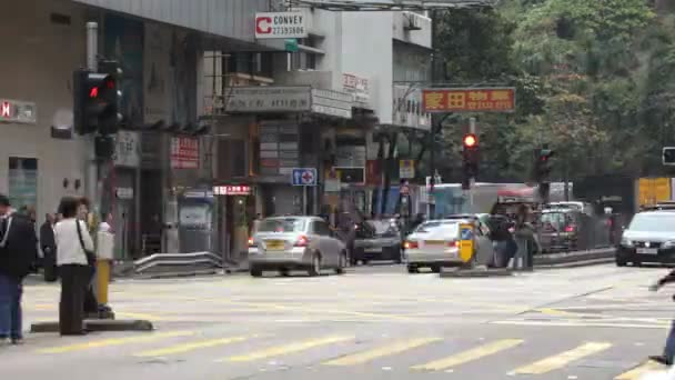 Mozgás autó megy át a város utca — Stock videók