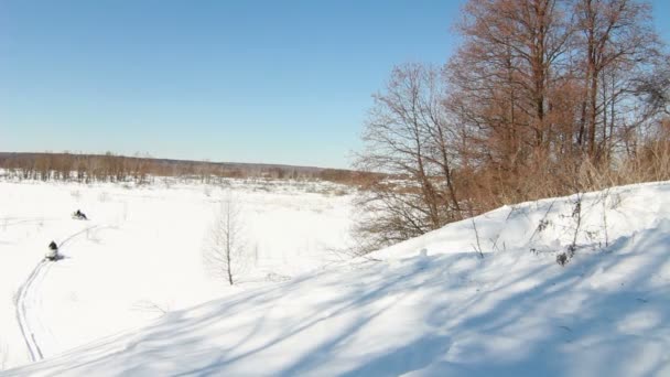 Man op de sneeuwscooter in de winter — Stockvideo
