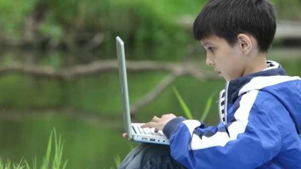 Menino com laptop, natureza, verão — Vídeo de Stock