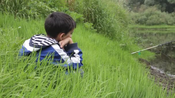 Boy el pescador — Vídeo de stock