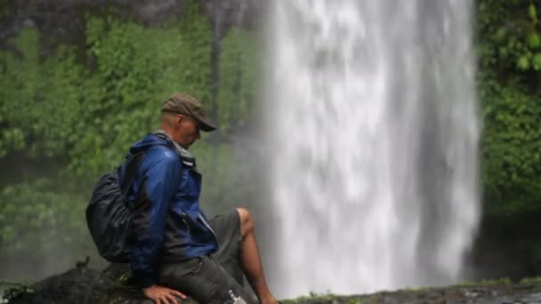 Cachoeira, homem, viagem — Vídeo de Stock