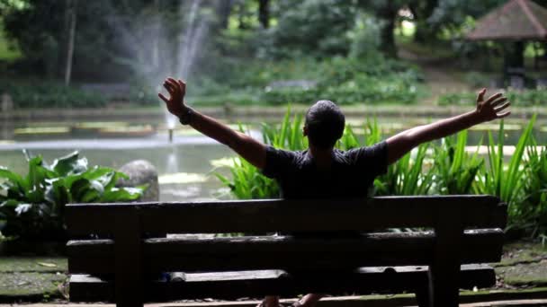 Ench, parque, homem, descanso — Vídeo de Stock