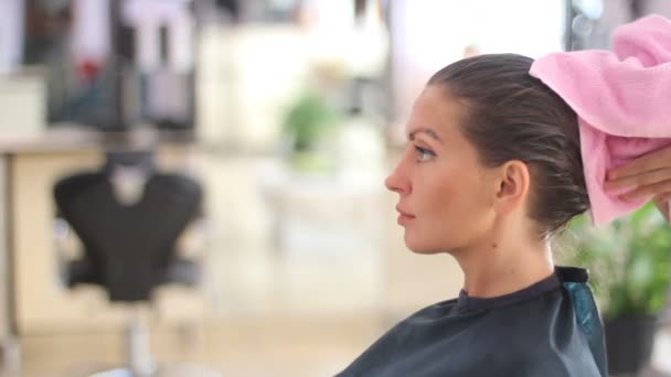 Jonge vrouw in schoonheidssalon — Stockvideo