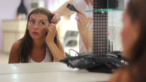 Mujer joven en el salón de belleza — Vídeo de stock