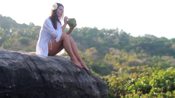 Jeune femme avec noix de coco sur la plage — Video