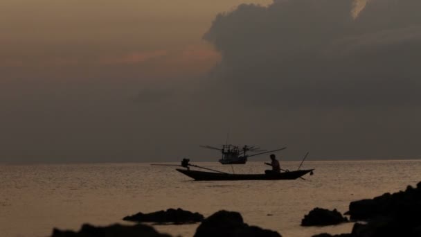 Barco de pesca, o mar — Vídeo de Stock