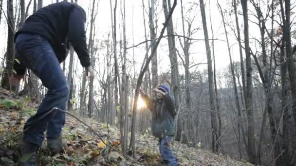 Far och son spelar i skogen — Stockvideo