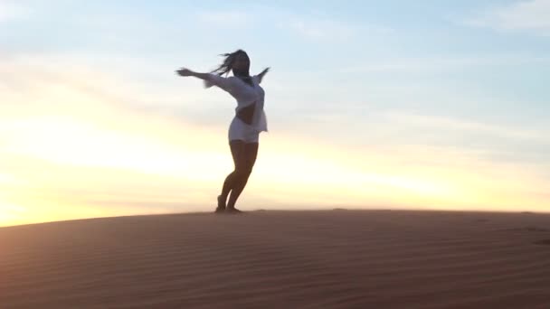 Красивая женщина танцует в пустыне — стоковое видео