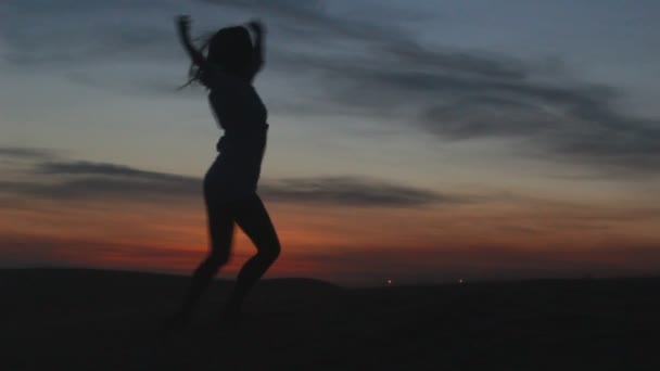 Beautiful woman dancing in desert — Stock Video